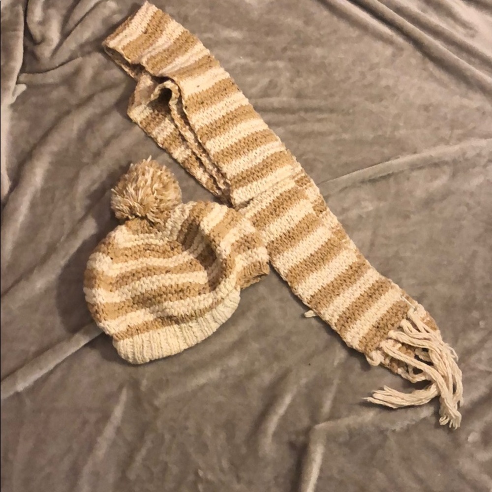 Women’s American Eagle Scarf and Hat Set - Picture 2 of 6